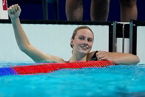 Summer McIntosh celebrates after winning the women's 400-meter individual medley